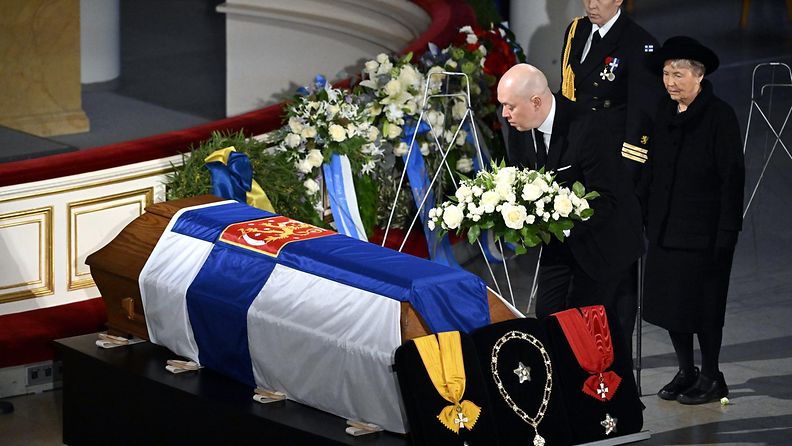 LK Ahtisaaren hautajaiset Marko ja Eeva 2 10112023