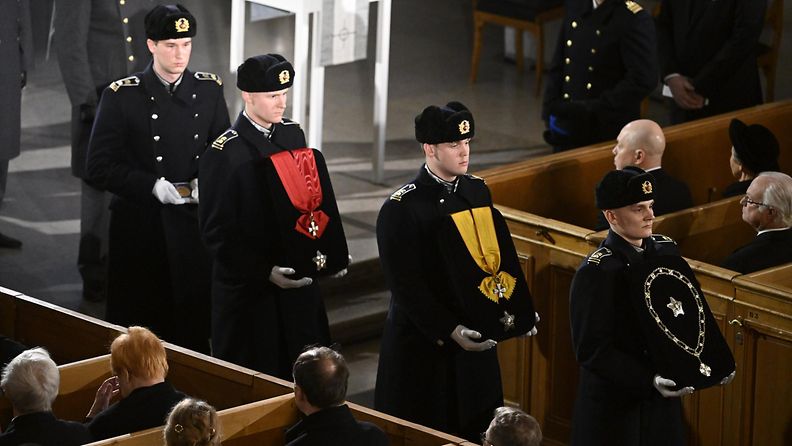 LK Ahtisaaren hautajaiset kunniamerkit ulos 10112023