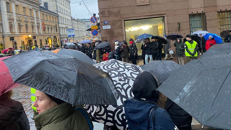 Ahtisaaren hautajaiset, sateenvarjot