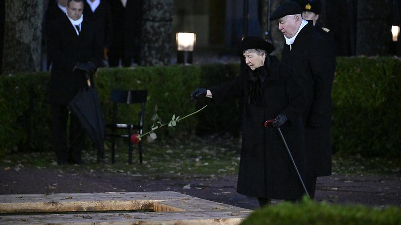 LK 134633734 Martti Ahtisaari hautajaiset hautausmaalla Eeva Ahtisaari