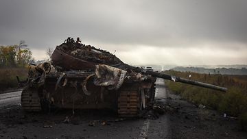 Tuhoutunut Venäjän panssarivaunu Ukrainassa lokakuussa 2022. Kuvituskuva.