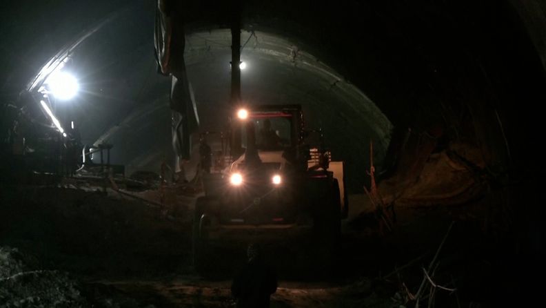 REUTERS Pelastustyöntekijät jatkoivat maanantaina tunnelin raivaamista Intiassa, jotta loukkuun jääneet rakennustyöntekijät saataisiin pelastetuksi.