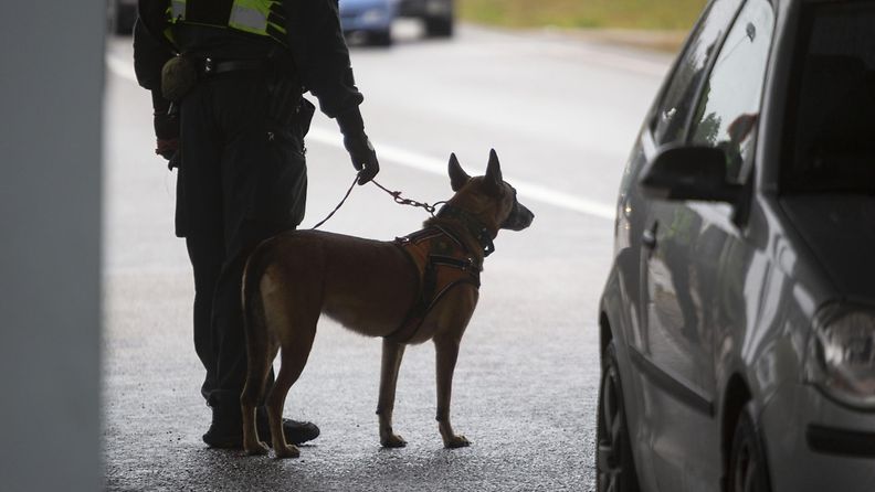 LK 13.11.2023 Suomalainen rajavartija ja hänen koiransa työssä Suomen ja Venäjän välisellä Vaalimaan rajanylityspaikalla Virolahdella perjantaina 30. syyskuuta 2022.