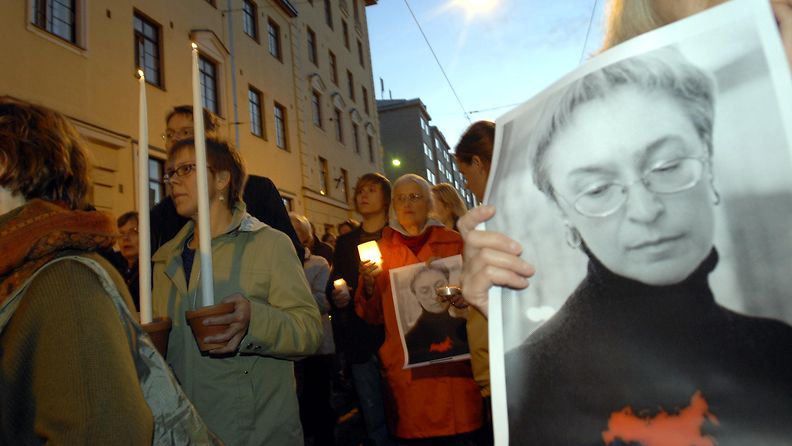 AOP Surmatun toimittaja Anna Politkovskajan muistotilaisuus Venäjän suurlähetystön edessä Helsingissä 2006.