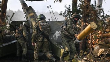 Venäjän Giatsint-B-tykki Itä-Ukrainassa. Venäjän valtionmedian kuva on julkaistu marraskuussa.