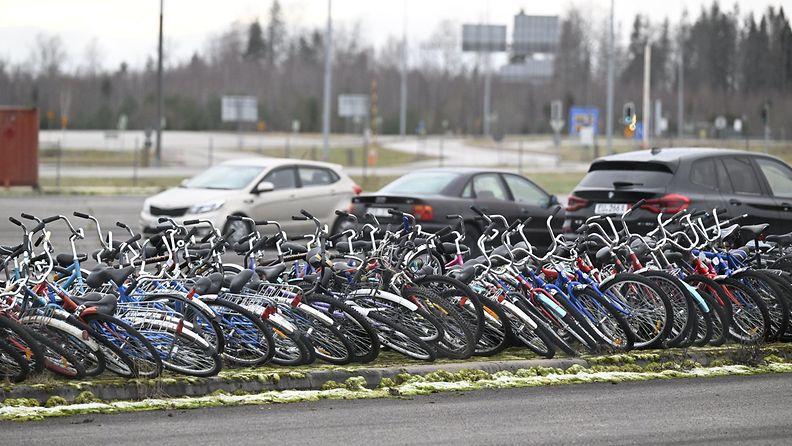 LK 15.11.2023 Takavarikoituja polkupyöriä Venäjän ja Suomen välisellä rajalla Nuijamaan rajanylityspaikalla Lappeenrannassa 15. marraskuuta 2023.