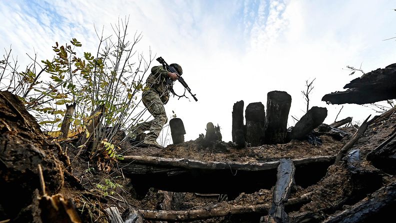 Ukrainan 65. mekanisoidun prikaatin sotilas Etelä-Ukrainassa marraskuussa julkaistussa kuvassa.