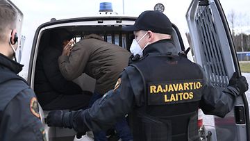 LK 16.11.2023 Venäjältä tulevia turvapaikanhakijoita kuljetetaan Joutsenon vastaanottokeskukseen Venäjän ja Suomen välisellä Nuijamaan raja-asemalla Lappeenrannassa varhain aamulla 16. marraskuuta 2023.