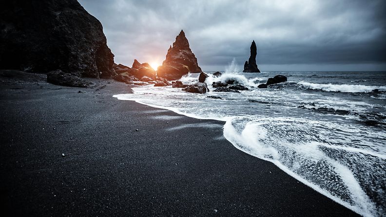 islannin reynisfjara black sand beacg