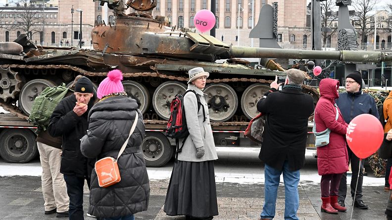Ukrainan asevoimien tuhoama venäläinen T-72 B3-panssarivaunu Kansalaistorilla Helsingissä