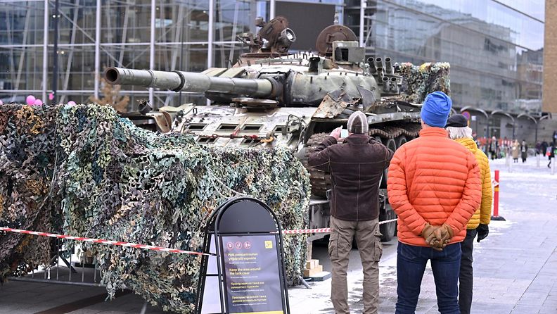 Ukrainan asevoimien tuhoama venäläinen T-72 B3-panssarivaunu Kansalaistorilla Helsingissä (1)