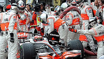 Heikki Kovalainen Monacon varikolla. Kuva: Pascal Guyot/EPA.