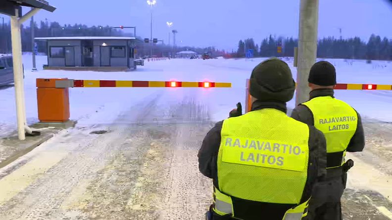 Rajavartiolaitoksen työntekijöitä Vartiuksen rajanylityspaikalla 20. marraskuuta 2023.