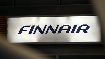 LK 21.11.2023 Finnairin logo Helsinki-Vantaan lentokentällä Vantaalla 20. lokakuuta 2020.