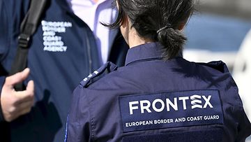 Euroopan raja- ja merivartioviraston (Frontex) henkilökuntaa Itämeren monialaisen merioperaation avajaisissa ulkovartiolaiva Turvalla Helsingissä 5. kesäkuuta 2023.