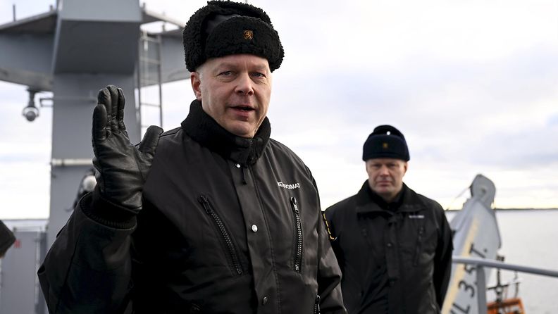 Rannikkolaivaston komentaja Patrik Lillqvist ja taustalla lippueamiraali Jukka Anteroinen Merivoimien johtamassa syksyn Freezing Winds 23 -pääsotaharjoituksessa miinalaiva Uusimaalla Hangon edustalla 23. marraskuuta 2023. 
