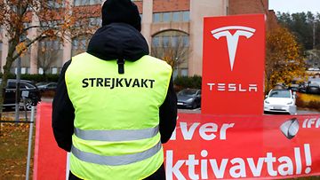 Lakko Teslaa vastaan Ruotsissa.