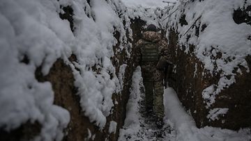 Ukrainan sotilas juoksuhaudassa 21. marraskuuta 2023.