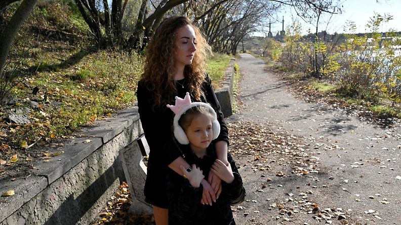 LK 271123 Anna Lyashko, 28, and her daughter Diana, 8, walk in a park near Dnipro river in Kyiv on November 3, 2023, amid the Russian invasion of Ukraine