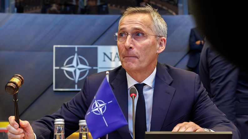 Naton pääsihteeri Jens Stoltenberg ulkoministerien kokouksessa.