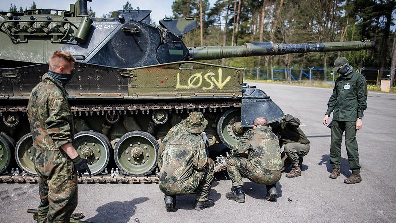 Ukrainalaissotilaita tutustumassa Leopard 1A5 -taistelupanssarivaunuun toukokuussa 2023.