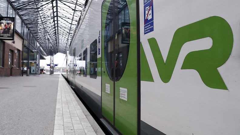 VR:n juna Helsingin päärautatieasemalta.