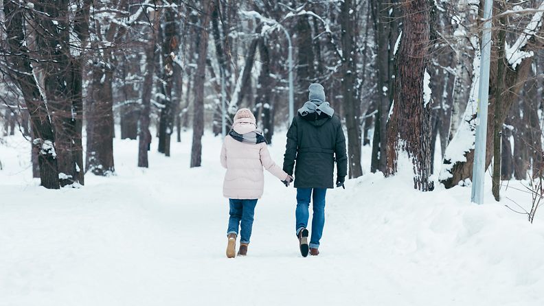 pariskunta ulkoilee talvella