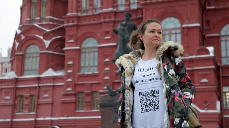 Venäläinen Maria Andreeva odottaa Moskovassa aviomiestään takaisin rintamalta. Paidassa lukee "Shoigu! Vaihda mobilisoidut palkkasotilailla!"