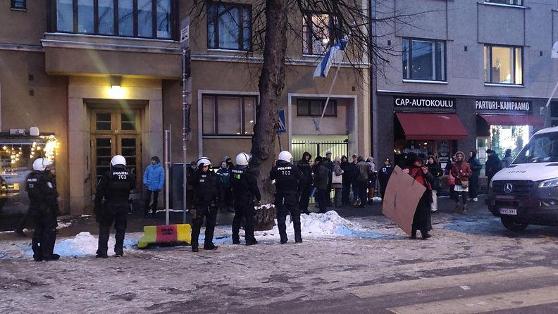 Poliiseja Töölöntorin jalkakäytävällä itsenäisyyspäivänä 2023.