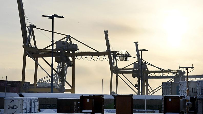 Konttinostureita Vuosaaren satamassa Helsingissä 20. helmikuuta 2023.
