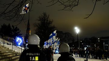 Mellakkapoliisit valvovat äärioikeistolaisten Suomi herää -mielenosoitusta Eduskuntatalon edessä itsenäisyyspäivänä Helsingissä 6. joulukuuta 2023.
