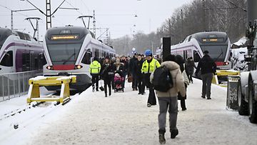 LK 8.12.2023 Lähiliikenteen junia ja matkustajia Helsingin päärautatieasemalla 30. marraskuuta 2023.