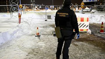 Rajavartiomies Vaalimaan rajanylityspaikalla 15. joulukuuta 2023.