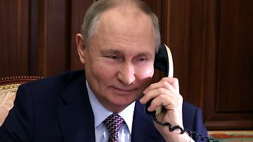 AOP Häijy Putin puhelimessa