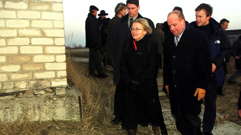 AOP Kaliningradissa 15. helmikuuta 2001 otetussa kuvassa Ruotsin ulkoministeri Anna Lindh (vas.) kävelee Kaliningradin kuvernöörin Vladimir Jegorovin vieressä jätevedenpuhdistamolla.
