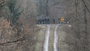 AOP Puolalaiset sotilaat partioivat lähellä Sosnowa-Debowan kylää Itä-Puolassa 29. joulukuuta 2023. Puolan asevoimien mukaan tunnistamaton esine tunkeutui maan ilmatilaan Ukrainan rajalta aamulla.