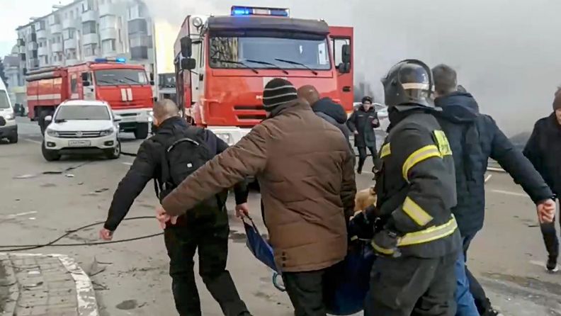 AOP Venäjän hätätilaministeriön julkaisemasta videosta otetussa stillkuvassa pelastajat kantavat loukkaantunutta naista pommituksen jälkeen Belgorodissa, Venäjällä 30. joulukuuta 2023.