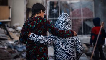 LK 30.12.2023 Kaksi lasta kävelei Rafahissa Gazan eteläisellä kaistalla 29. joulukuuta 2023.
