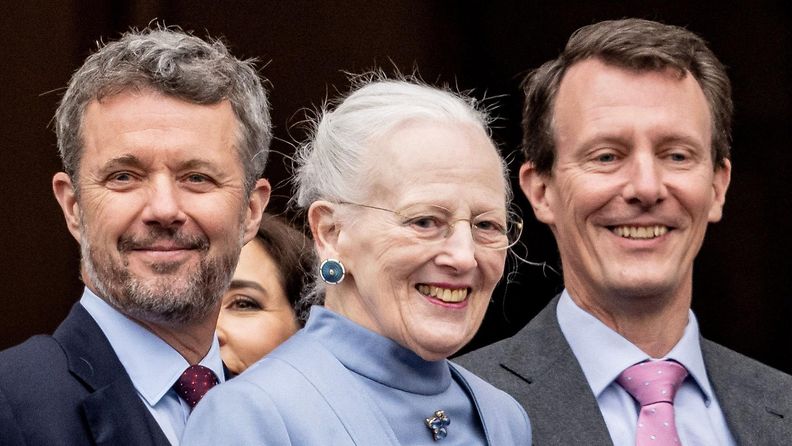 LK 31.12.2023 Tanskan kruununprinssi Frederik, Tanskan kuningatar Margareeta II ja Tanskan prinssi Joachim saapuvat kuningattaren 83-vuotissyntymäpäiväjuhliin Amalienborgin linnaan Kööpenhaminassa 16. huhtikuuta 2023.