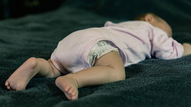 vauva nukkuu vatsallaan eli vaarallisessa asennossa