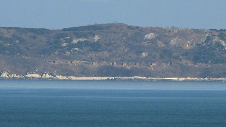 Yleiskuva Pohjois-Korean rantaviivasta ja tykistön bunkkereista Yeonpyeongin saaren näköalapaikalta