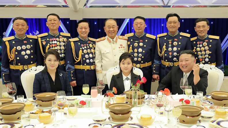 Pohjois-Korean keskuskomitean jäseniä johtaja Kim Jong-unin (oik.), tämän tyttären Kim Su-ae (keskellä) ja Ri Sol Jun (vas.) kanssa juhlapäivällisellä helmikuussa 2023.