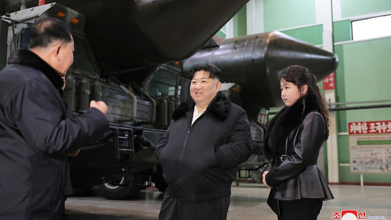 Pohjois-Korean Kim Jong-un ja tytär Kim Ju-ae tarkastivat ohjusvaunujen tuotantolaitosta 5. tammikuuta 2024.