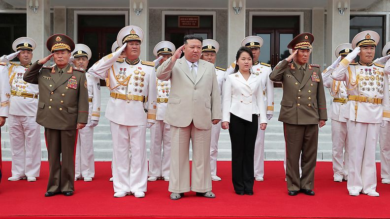 Pohjois-Korean Kim Jong-un ja tytär Kim Ju-ae laivaston juhlapäivässä Pjongjangissa elokuussa 2023.
