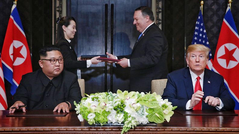 Pohjois-Korean Kim Jong-un ja Yhdysvaltain presidentti Donald Trump tapasivat 12. kesäkuuta 2018 Singaporessa. Taustalla Kimin sisko Kim Yo-jong ja Yhdysvaltain ulkoministeri Mike Pompeo.