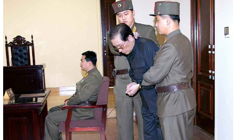Kim Jong-unin setä, turvallisuusministeri Jang Sung-taek tuomittiin maanpetoksesta. Rangaistuksena hänet teloitettiin.