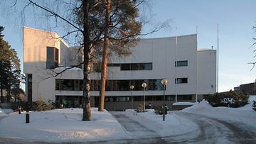 Valtion vierastalo Helsingin Munkkiniemessä talvella lumen ympäröimänä.