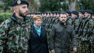 LK 15.1.2024 Sveitsin liittopresidentti Viola Amherd ja Ukrainan presidentti Volodymyr Zelenskyi tarkastivat kunniavartiota Kehrsatzissa Bernin lähellä Sveitsissä 15. tammikuuta 2024.