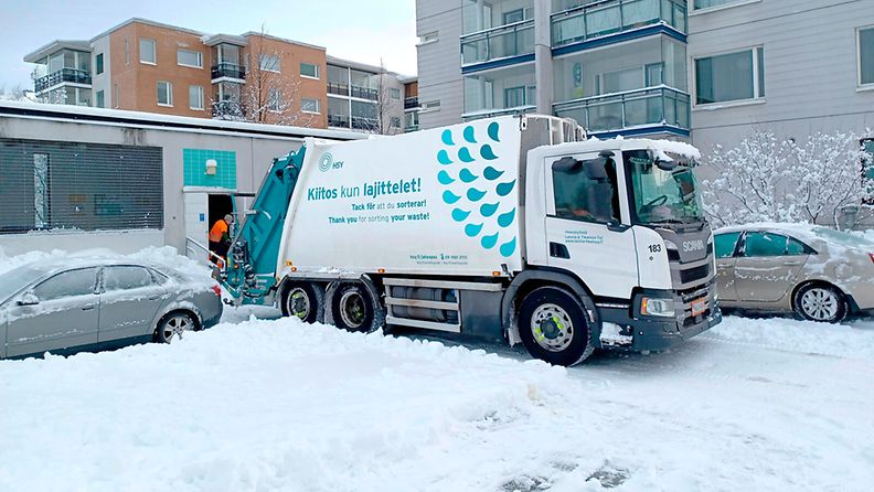 HSY Keskiviikkona alkanut lumimyräkkä on viivästyttänyt jäteastioiden tyhjennyksiä pääkaupunkiseudulla ja Kirkkonummella. Kuva: HSY
