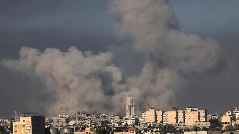 Savupilvi Khan Yunisin yllä Gazan kaistan eteläpuolella Israelin pommituksen aikana sunnuntaina 21. tammikuuta 2024.